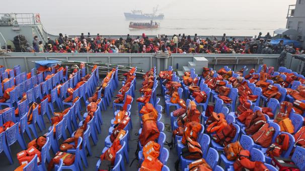 <p>Rettungswesten liegen auf Stühlen an Bord eines Marineschiffs, das Rohingya-Flüchtlinge zur Insel Bhasan Char bringen soll.</p>
