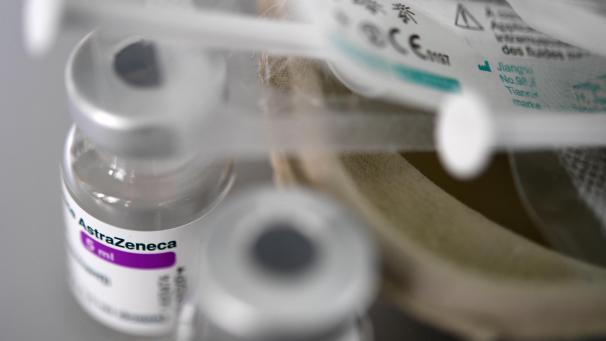 <p>Die WHO hält vorerst an Astrazeneca fest. Die Vorteile lägen höher als die Risiken, teilt die Organisation mit.</p>