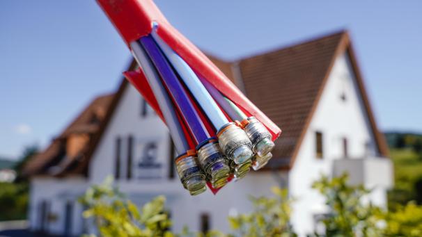<p>Ein Bündel mit Umhüllungen für Glasfaserkabel vor einem Haus: Innerhalb von vier Jahren sollen 90 Prozent aller Haushalte und Betriebe auf dem Gebiet der DG an das Glasfasernetz angeschlossen sein.</p>