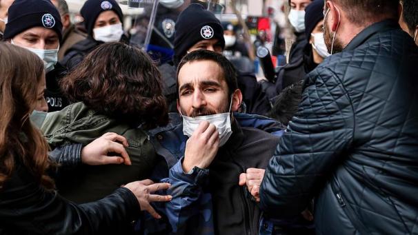 <p>Die Polizei nimmt einen Demonstranten in Istanbul fest.</p>