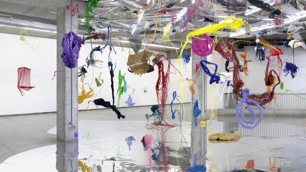 <p>Farbenfroh geht es in der aktuellen Ausstellung im IKOB zu.</p>