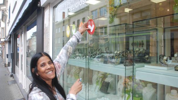 <p>Ab Montag können die Ostereier an den Schaufenstern, wie hier bei Uhren-Schmuck Lenz, entdeckt werden.</p>