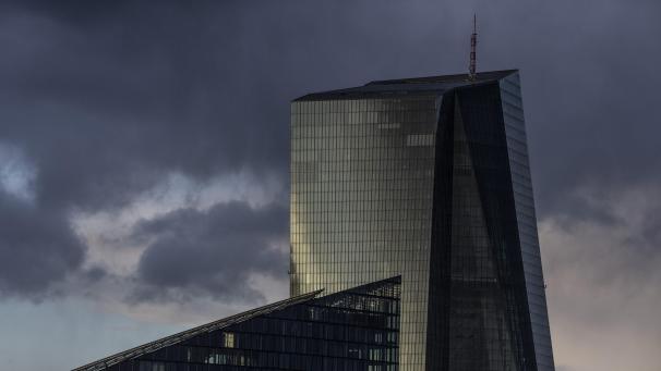 <p>Mit ihrer Niederigzinspolitik greift die EZB den Sparern in die Tasche.</p>