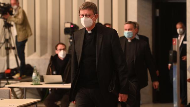 <p>Kardinal Rainer Maria Woelki, Erzbischof von Köln, kommt zu einer Pressekonferenz, um einen lang erwarteten Gutachten zu Missbrauch im Bistum Köln vorzustellen.</p>