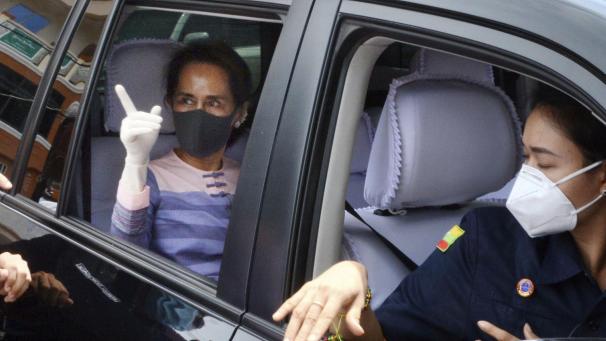 <p>Das Militär hatte Aung Suu Kyi nach dem Putsch vom 1. Februar in Gewahrsam genommen und einen einjährigen Ausnahmezustand verhängt.</p>