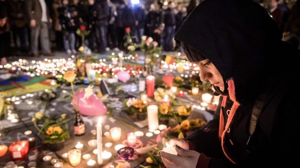 <p>Trauernde an der Brüsseler Börse nach den Anschlägen in Brüssel vor fünf Jahren.</p>