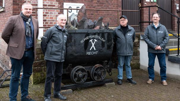 <p>ZVS-Präsident Dr. Jens Giesdorf, Ferdy Magney, Helmuth Reusch und Didier Landers (alle VoG Schieferstollen Recht) nahmen die Lore am Eingang des alten Bahnhofs in St.Vith kürzlich in Augenschein.</p>