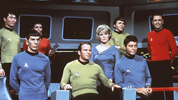 <p>Die Crew des Raumschiffes USS Enterprise auf der Brücke in einer Szene der gleichnamigen Serie: (von links) George Takei als Lieutenant Hikaru Sulu, Leonard Nimoy als Lieutenant Commander Spock vom Planeten Vulkan, Nichelle Nichols als Kommunikationsoffizier Lieutenant Uhura, William Shatner als Captain James Tiberius Kirk, Majel Barrett als Krankenschwester Christine Chapel, Walter Koenig als Sicherheitsoffizier Ensign Pavel Chekov, DeForest Kelley als Chefarzt Dr. Leonard Horatio McCoy, genannt „Pille“ und James Doohan als Chef-Ingenieur Montgomery Scott , genannt „Scotty“ (Aufnahme von 1967).</p>