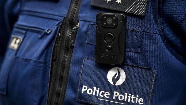 <p>Polizist mit Bodycam.</p>
