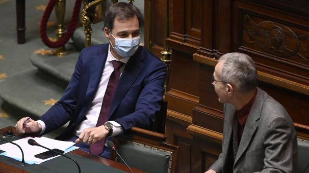 <p>Premier Alexander De Croo (l.) und Gesundheitsminister Frank Vandenbroucke am Donnerstag in der Kammer</p>