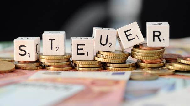 <p>Weil die Quellensteuer herabgesetzt wurde, droht vielen Menschen im Land, die in Kurzarbeit waren, eine saftige Steuernachzahlung.</p>