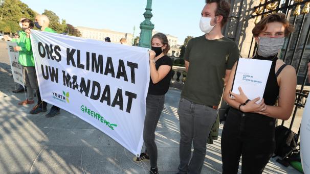 <p>Anuna De Wever (rechts) und ihre Mitstreiter demonstrieren heute in Brüssel.</p>