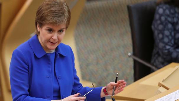 <p>Nicola Sturgeon, Premierministerin von Schottland, sitzt im schottischen Parlament, um die Abgeordneten über die Änderungen der Corona-Beschränkungen zu informieren.</p>