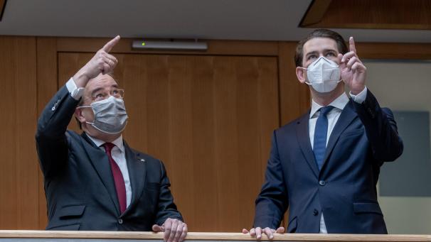 <p>Armin Laschet (l), CDU-Bundesvorsitzender und Ministerpräsident von Nordrhein-Westfalen, gestikuliert neben Sebastian Kurz, Bundeskanzler von Österreich, beim Rundgang durch die Landesvertretung NRW in der Hauptstadt. Thema des Gesprächs war unter anderem die Bekämpfung der Corona-Virus-Pandemie in Nordrhein-Westfalen und Österreich.</p>