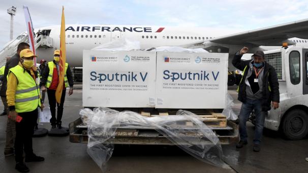 <p>Kisten mit dem russischen Impfstoff Sputnik V auf dem Flughafen von Tunis. Die Daten des Vakzins würden derzeit bewertet, es sei aber noch keine formale Zulassung beantragt worden, erklärte Ursula von der Leyen.</p>