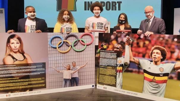 <p>Witsel (Mitte) war am Freitag bei einer Pressekonferenz seines Vaters (l.) zu Gast.</p>