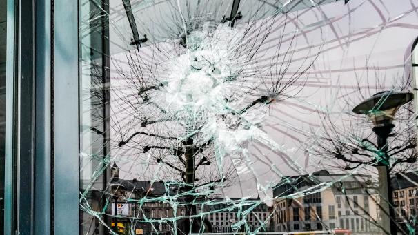 <p>Unter anderem diese Fensterscheibe ging am Wochenende im Lütticher Stadtzentrum zu Bruch.</p>