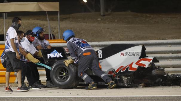 <p>Das zerstörte Fahrzeug von Romain Grosjean ist einer der Blickfänge der neuen Netflix-Serie.</p>