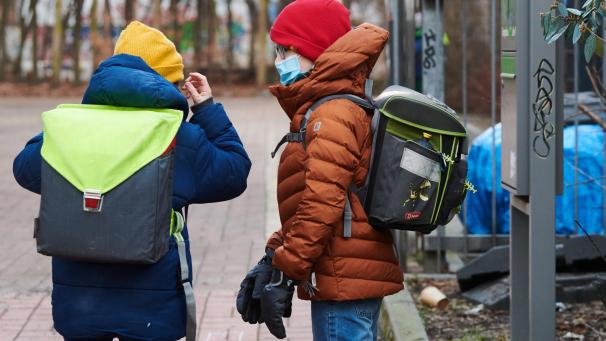 <p>Für Primarschüler der 5. und 6. Klasse gilt künftig Maskenpflicht. De Croo: „Wir dürfen unsere Augen nicht vor der steigenden Anzahl Infektionen in den Schulen verschließen.“</p>