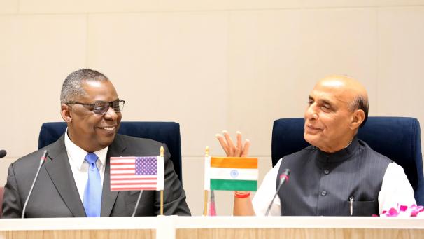 <p>US-Verteidigungsminister Lloyd Austin (l.) zusammen mit seinem Indischen Amtskollegen Rajnath Singh.</p>