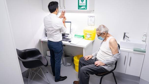 <p>Der Apotheker Bhaveen Patel bereitet eine Dosis des Corona-Impfstoffs Oxford/AstraZeneca vor, um Brian Bourne in der Junction Pharmacy zu impfen.</p>