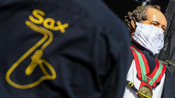 <p>Eine Figur von Adolphe Sax mit zeitgemäßem Mund-Nasen-Schutz in seiner Geburtsstadt Dinant.</p>