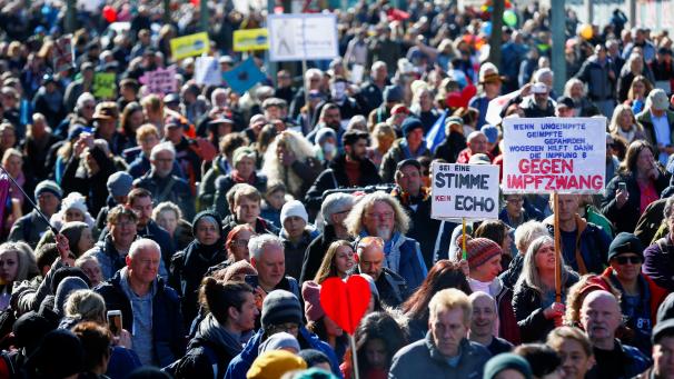 <p>Viele der Demonstranten hielten sich nicht an die Abstandsregeln und trugen zudem keine Masken.</p>