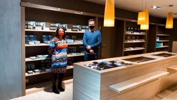 <p>Sylvie Fabeck mit Schöffe Mirko Braem in den neuen Räumlichkeiten.</p>