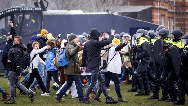 <p>Demonstranten auf dem Museumplein in Amsterdam.</p>