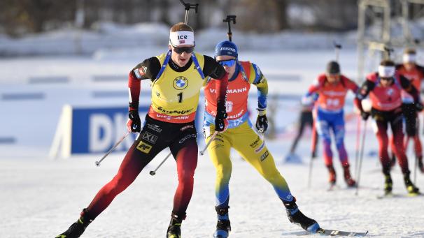 <p>Johannes Thingnes Bö (l.) aus Norwegen und Sebastian Samuelsson aus Schweden in Aktion</p>