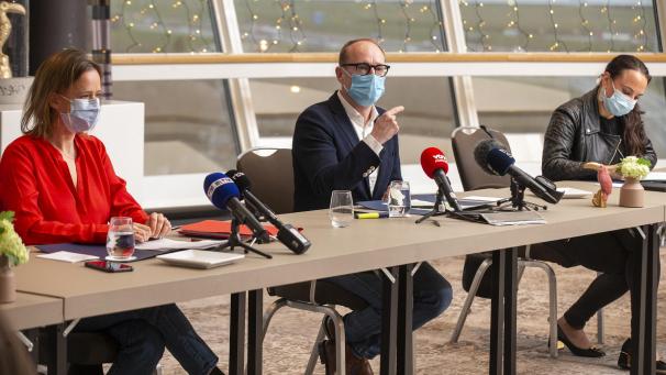 <p>Die Unterrichtsminister Caroline Désir (l.), Ben Weyts and Lydia Klinkenberg während einer Pressekonferenz am Sonntagabend.</p>