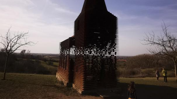 <p>Die durchsichtige „Kirche“ besteht aus 100 gestapelten Schichten aus verwitterten Stahllamellen.</p>