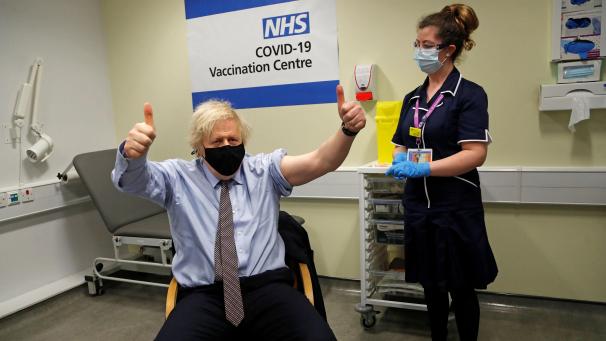 <p>Boris Johnson (links), Premierminister von Großbritannien, hebt die Daumen in die Höhe, nachdem er die erste Impfdosis mit dem Corona-Impfstoff von AstraZeneca erhalten hat.</p>