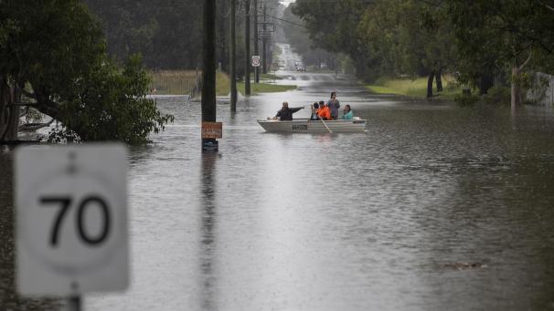 <p>Menschen paddeln mit ihrem Boot durch das Wasser.</p>