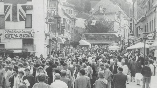 <p>Die Europäische Woche 1988 war eine der Großveranstaltungen, an deren Wiege das Kulturelle Komitee stand. Diese Veranstaltung wurde in Zusammenarbeit mit den Eupener Geschäftsleuten organisiert und zog Tausende Menschen in die Innenstadt.</p>