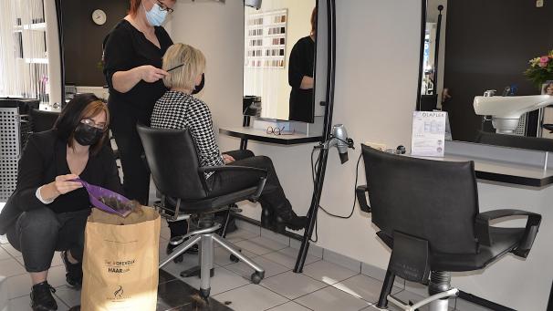 <p>Die Haare der Kunden landen nicht mehr im normalen Müll, sondern in speziellen Tüten. Sie werden dann per Post zur Wiederverwertung verschickt.</p>