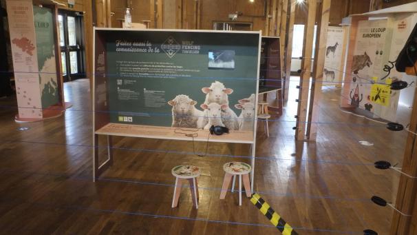 <p>Die Tafeln im inneren Bereich richten sich an die jüngeren Besucher, die auch auf kleinen Hockern Platz nehmen können.</p>