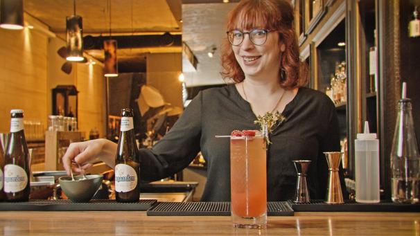 <p>Der GrenzEcho-„Quarantini“, den Zoé Heins aus dem Arm geschüttelt hat, trumpft mit Weißbier auf.</p>