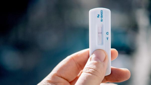 <p>Antigen-Schnelltest mit negativem Ergebnis (C).</p>