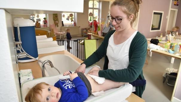 <p>Laurence Straet hat das Wickeln raus. Über die Innenwindel zum Knöpfen gehört zusätzlich ein wasserdichtes Höschen gezogen.</p>