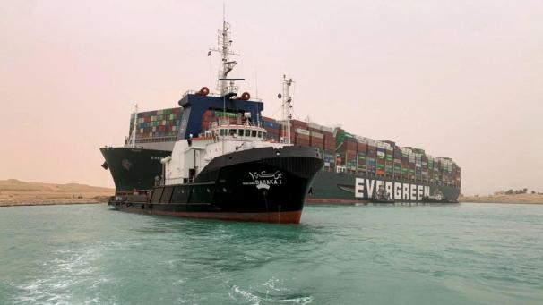 <p>Ein Frachter ist im Suezkanal in der Nacht auf Grund gelaufen und blockiert seither die wichtige Schifffahrtsstraße zwischen Asien und Europa.</p>