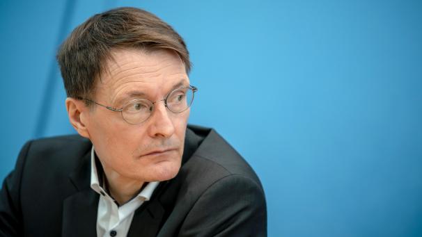 <p>Karl Lauterbach, Gesundheitsexperte der SPD, ist der Meinung, dass es beim Testen darauf ankomme, dass dies systematisch in den Betrieben und Schulen erfolge.</p>