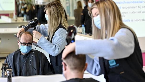 <p>Die Frisöre müssen wieder zumachen.</p>