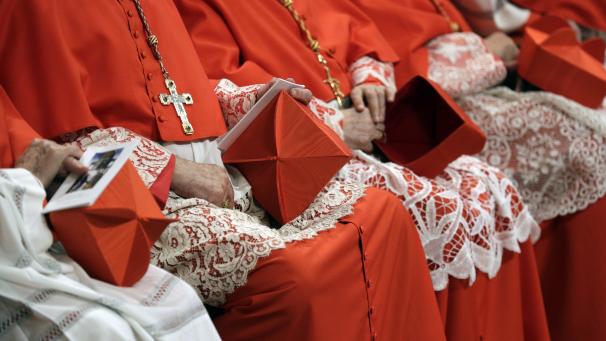 <p>Wegen finanzieller Schwierigkeiten unter anderem durch die Corona-Pandemie hat Papst Franziskus die Gehälter von Kardinälen und Kurienchefs gekürzt.</p>