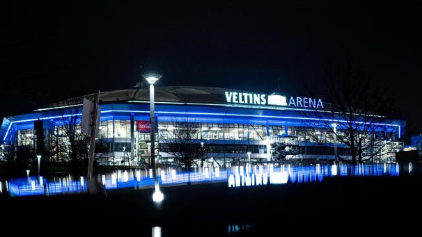<p>Seit 2005 trägt die Veltins-Arena ihren Namen.</p>