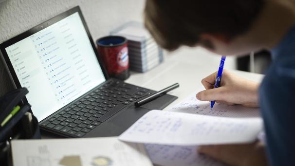 <p>LAPTOP 234698026</p>