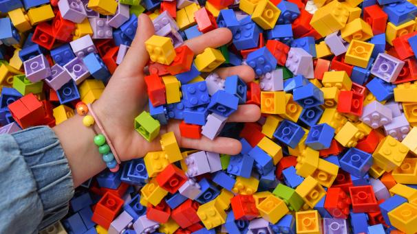 <p>Viele verbinden mit Lego eine kreative, bunte Spielwelt für Kinder und Jugendliche. Doch das positive Image der dänischen Spielzeugfirma hat in den vergangenen Monaten wegen rechtlicher Klagen vor allem im Internet massiv gelitten.</p>