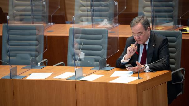 <p>Armin Laschet (CDU), Ministerpräsident von Nordrhein-Westfalen, verfolgt die Sitzung im Landtag.</p>