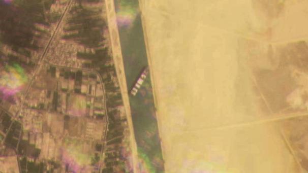 <p>Dieses Satellitenbild zeigt das Frachtschiff MV Ever Given, das im Suezkanal auf Grund gelaufen ist.</p>