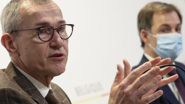 <p>So viel Freiheit gibts, scheint Frank Vandenbroucke (l.) anzudeuten, Premierminister De Croo schaut skeptisch rüber. Fantasie und Kraft für neue Rezepte gegen die nun seit mehr als einem Jahr andauernde Krise reichen offensichtlich nicht.</p>